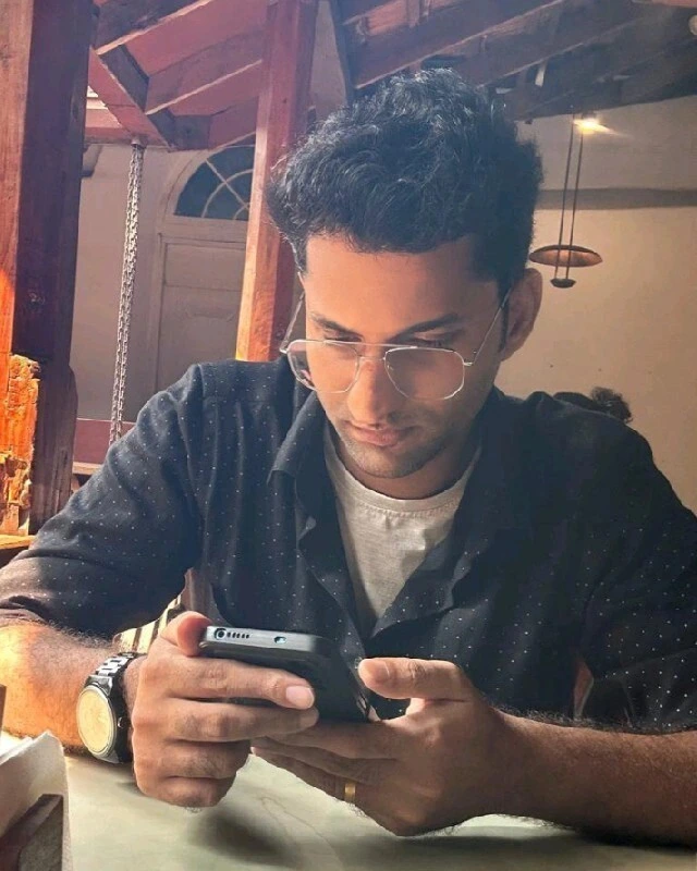 best digital marketing freelancer in kerala handling client meeting over phone